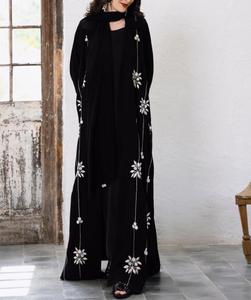 Abaya ricamato nero con foulard abbinato perfetto per ogni occasione abito da sera Cerep Nada - Product Image 1