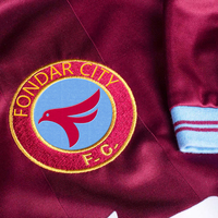 Maßgefertigte Fußballuniform Herren Fußballtrikot OEM Wärmeübertragung Umweltfreundlicher DLP-Druck Atmungsaktive Team-Sportbekleidung Villa 1984