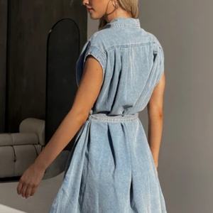 Robe en jean OEM tendance à fermeture boutonnée sur le devant, délavée à l'acide, bleu clair, avec ceinture à nouer, pour femmes - Product Image 4