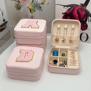 Petite boîte à bijoux de voyage faite à la main avec logo personnalisé Carré en cuir PU Collier Boucle d'oreille Bague Organisateur de bijoux Coffret cadeau - Product Image 4