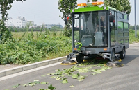 Nouvelle balayeuse routière électrique autotractée avec batterie 48V et nettoyage haute pression