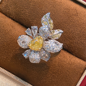 Anello di Lusso con Diamante Giallo Naturale da 1 Carato Taglio a Cuore, Montatura a Fiore con Griffe, Certificato, Regalo Unisex per Feste - Product Image 1
