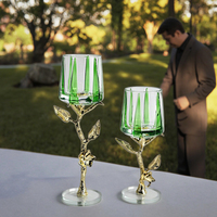 Nouveau design moderne en alliage de zinc transparent en forme de gobelet vert Bougeoir à fleurs dorées Récipient unique de décoration en verre pour la maison