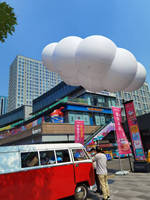 Nuages flottants géants éclairés par LED Globe terrestre gonflable en PVC Ballon planétaire Décorations Logo personnalisé Résistant aux intempéries Facile DLGZ