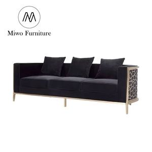 ชุดโซฟาผ้ากำมะหยี่สไตล์โพสต์โมเดิร์น ดีไซน์เฟอร์นิเจอร์ห้องนั่งเล่น โครงสแตนเลสสีทอง โซฟาหรูหราสำหรับโรงแรมและคลับ - Product Image 1