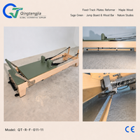 Reformer de Pilates pliable en bois d'érable vert sauge avec barre en bois massif pour studios de bien-être inspirés de la nature