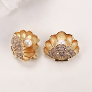Broche de Perlas de Agua Dulce Elegante y de Lujo de Zhuji, Nuevo Estilo de Concha de Lujo Ligero, Accesorios para Traje y Abrigo, Perla de Agua Dulce Auténtica - Product Image 2