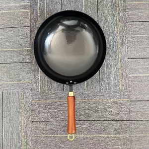 Wok Redondo Sin Recubrimiento con Mango de Madera de Cedro Rojo para Cocinar 32 cm - Product Image 1
