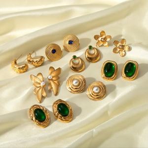 Bijoux de mode européens et américains en gros, boucles d'oreilles en acier inoxydable plaqué or 18 carats avec perles et pierres précieuses incrustées pour femmes - Product Image 3