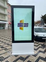 Totem Extérieur Numérique Imperméable de 55 65 75 Pouces 3500 Nits, Écran LCD Publicitaire sur Pied pour Affichage Dynamique