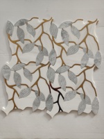 Mosaïque de marbre blanc Thassos et vert à motifs floraux en pierre découpée au jet d'eau pour murs de salle de bain et de cuisine, avec incrustations en laiton métallique – Nouveauté en gros