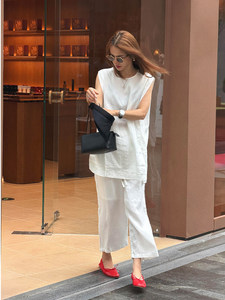 Ensemble deux pièces XY personnalisé pour <span class=keywords><strong>femme</strong></span> : haut sans manches décontracté et minimaliste en coton et <span class=keywords><strong>lin</strong></span> <span class=keywords><strong>blanc</strong></span> avec pantalon capri - Product Image 3