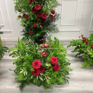 Arche florale en corne de mouton, style New Forest, avec herbe verte et roses rouges, pour événements en milieu végétal et décoration d'ambiance - Product Image 4
