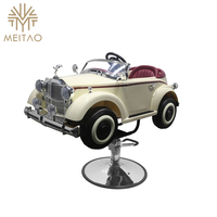 Chaise de barbier pour enfants de style rétro dans le salon, Rolls cream convertible avec siège rouge sur base brillante.