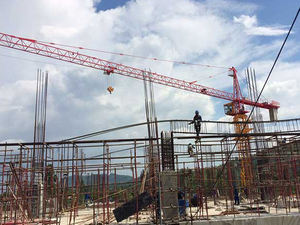 Grue à tour de marque supérieure, grue de toiture 16 tonnes SYT160, haute performance pour la construction - Product Image 4