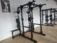 Équipement de fitness multifonctionnel pour la maison et le commerce : Rack de squat et banc de musculation pour un entraînement complet