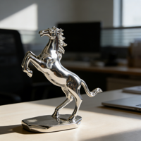 Figurine de cheval en résine argentée électroplaquée de style Art déco de luxe, aspect métal poli, statue animale pour décoration de mariage et de maison