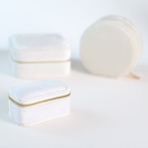 Boîte à bijoux de voyage miniature rectangulaire rose moderne en velours et carton avec fermeture éclair, logo personnalisé, luxe - Product Image 3