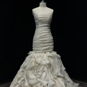 Robe de mariée sirène moderne NT20 à col bateau long, avec volants, dentelle fine et appliques de fleurs en cristal, idéale pour les fêtes - Product Image 4