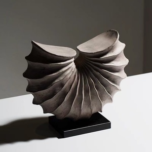 Adorno de Ala Abstracto con Textura Escultural, Estilo Vintage Desgastado, para Sala de Estar o Rincón de Arte - Product Image 1