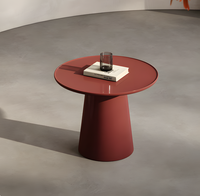 Table d'appoint minimaliste italienne en bois massif, table basse moderne et durable pour salon, finition rouge brillante, idéale pour entrée de villa