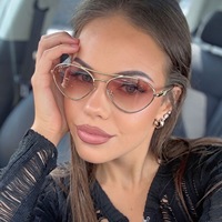 Lunettes de vue avec verres solaires, au style rétro, élégant et sophistiqué, incarnant un look tendance.