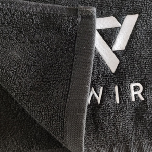 Toalla de Gimnasio Deportiva de Felpa Gruesa 100% Algodón con Logo Bordado Personalizado en Colores Blanco y Negro - Product Image 6