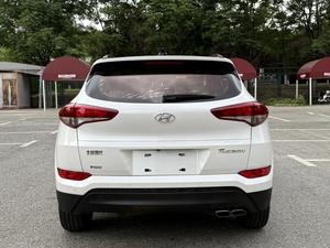 Hyundai <span class=keywords><strong>Tucson</strong></span> 1.6T automatique 2WD SUV 5 portes 5 places 7 vitesses à embrayage sec 177 ch sièges en cuir feux de jour à LED voiture d'occasion 2015 - Product Image 4