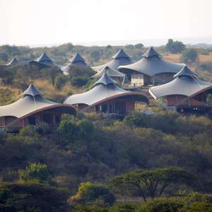 Suite de glamping de luxe semi-permanente en tente de désert du <span class=keywords><strong>Kenya</strong></span> avec salle de bain et climatisation pour une retraite de vacances - Product Image 2