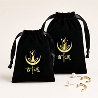Pochette en velours vert sauge avec cordon de serrage, ruban perlé doré personnalisé – Logo artisanal anti-rayures estampé sur mesure