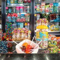 Prix le plus bas 120pcs Assortiment de sucettes Bonbons durs fruités Certifié casher Collations emballées en baril Sucette