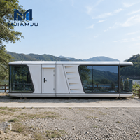 Maison conteneur en acier moderne et futuriste, capsule spatiale mobile avec vue panoramique pour usage hôtelier