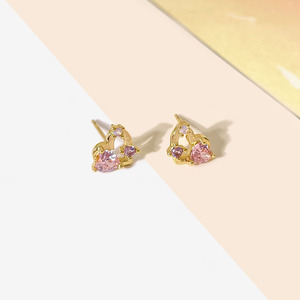 Pendientes de botón con forma de corazón de circonita rosa chapados en oro de 18 quilates al por mayor para niña - Product Image 3