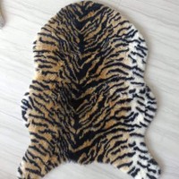 Fabriklieferung 100% Polyester Imitat Australische Wolle Teppich Neuer Moderner Bedruckter Kaninchenfell Kuh-Tiger-Print Plüsch-Kissen