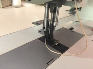Máquina de coser industrial computarizada de doble aguja para materiales pesados con alimentación compuesta de cama plana y aguja única - Product Image 4