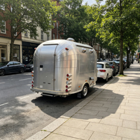 Remorque de chariot de restauration de rue équipée d'un éclairage LED sur toute la longueur et d'un comptoir de travail pour la vente de café et de desserts