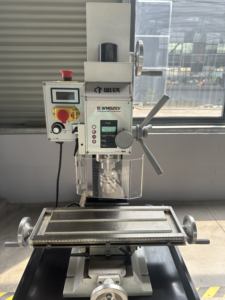 Tour à métaux vertical manuel <span class=keywords><strong>de</strong></span> haute précision WMD25V avec tête inclinable, fraisage frontal et d'extrémité, service léger, 220V - Product Image 3