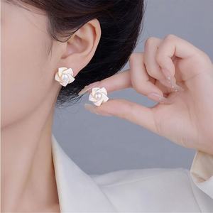 Boucles d'oreilles clous en nacre de perle d'eau douce française, camélia, nouvelle tendance, luxe haut de gamme, mode féminine avec un tempérament léger - Product Image 3