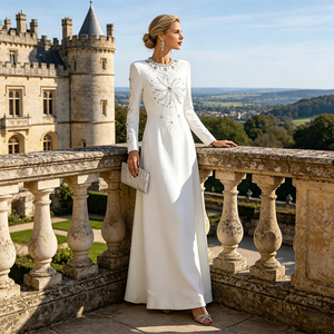 Abito da sera bianco a sirena con maniche regolari, scollo illusione con ricami di strass, lunghezza al pavimento, antistatico - Product Image 1