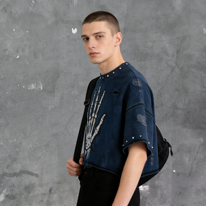 T-shirt da uomo 100% cotone traspirante con stampa serigrafica, oversize, lavata, blu navy, con stampa scheletro a mano, dettagli effetto distressed e rivetti, girocollo - Product Image 2