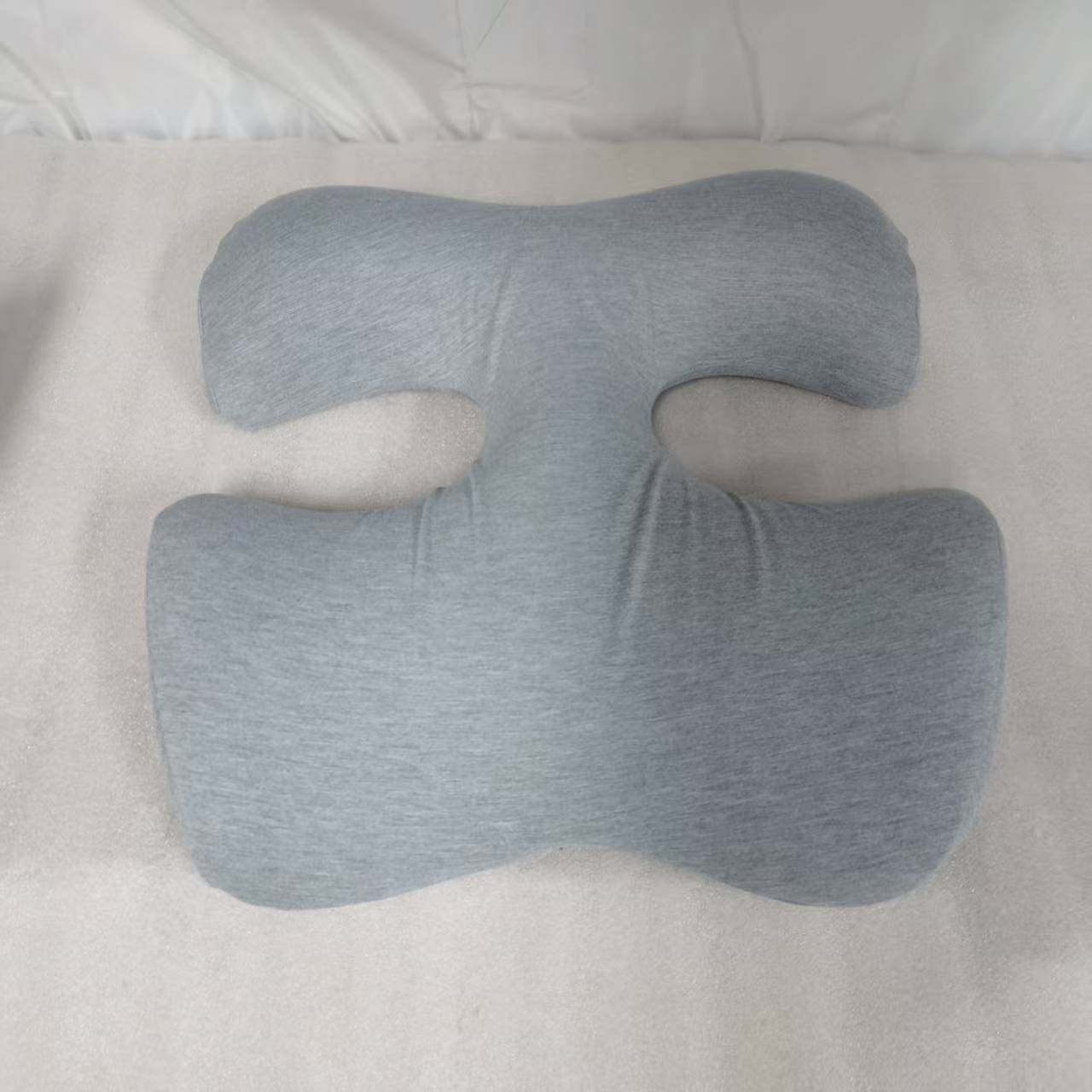 Coussin de poitrine en forme de T gris clair