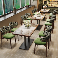 Ensemble de banquettes de restaurant modernes courbes avec dossier en rotin et banc rembourré, et table ronde en pierre frittée pour café et bistro