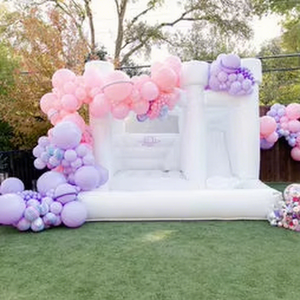 Château gonflable blanc pour mariage, château gonflable extérieur pour enfants et adultes, combo toboggan et château de mariage avec ballons - Product Image 1
