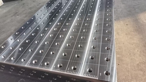 Mesa de Soldadura Modular Serie Dual D28/D16 - Tableros Intercambiables de Hierro Fundido/Acero con Regla Magnética y Canales para Carretillas Elevadoras - Product Image 5