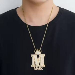 Pendentif lettre M plaqué rhodium de haute qualité avec couronne en strass, charme hip-hop unisexe, à porter au quotidien, en vente - Product Image 4