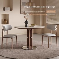 Table à manger ronde en bois massif avec plateau en pierre, style moderne et minimaliste, recommandée par les designers Bauhaus, idéale pour les petits appartements et salons.