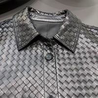 Veste en cuir tissé noir pour femme, style chemise boutonnée avec fente latérale pour la vie urbaine