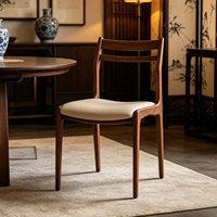 Chaise de salle à manger en bois massif avec dossier à double lattes et coussin noir sur pieds coniques pour restaurant, brasserie et salon de thé
