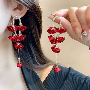 Pendientes Largos de Perlas y Circonitas con Flor de Rosa Roja, que Emiten un Encanto Etéreo y de Alta Gama - Product Image 5