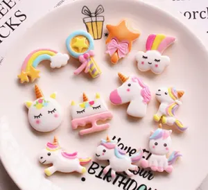 Miniatura clip de pelo figura charms cuerno estatuas resina flatback unicornio cabujón